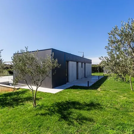 Villa With Pool And Private Garden In