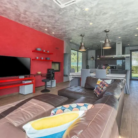 Villa With Pool And Private Garden In