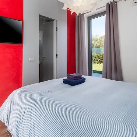 With Pool And Private Garden In Rovigno