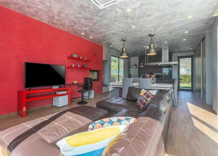 Villa With Pool And Private Garden In