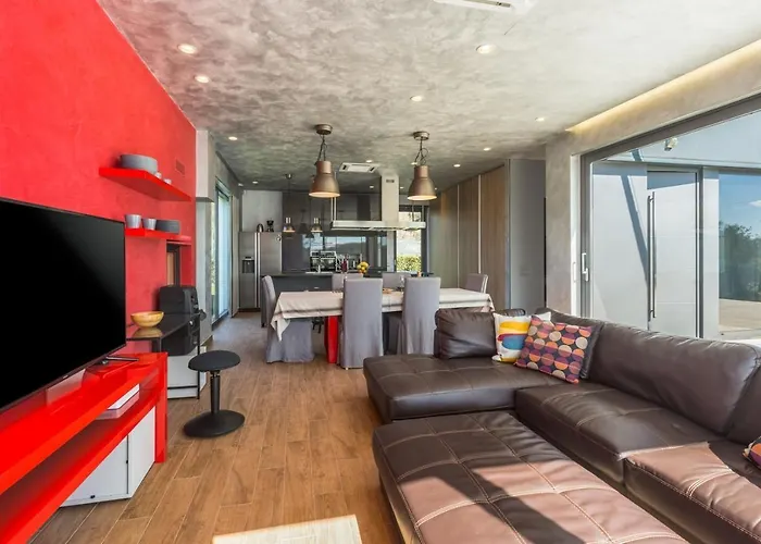 Villa With Pool And Private Garden In *