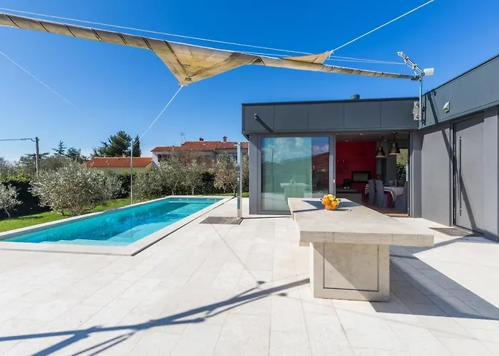 Villa With Pool And Private Garden In