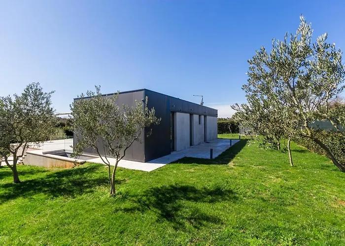 Villa With Pool And Private Garden In